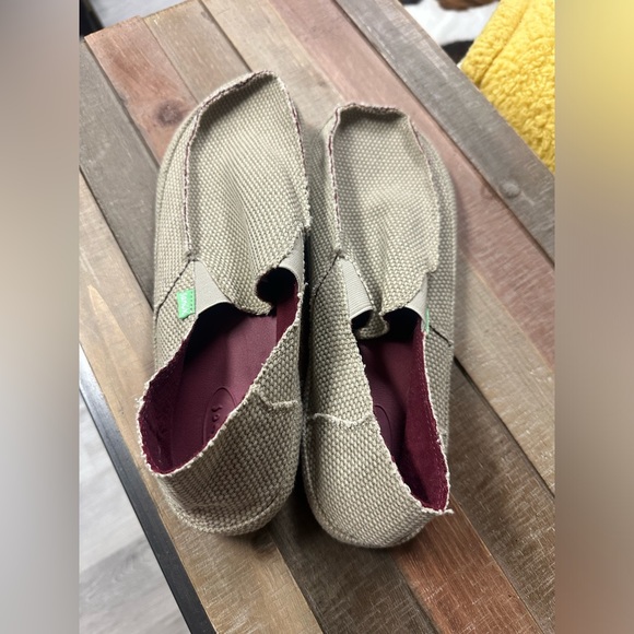 Ladies size 10 Sanuk shoes. - Picture 5 of 8
